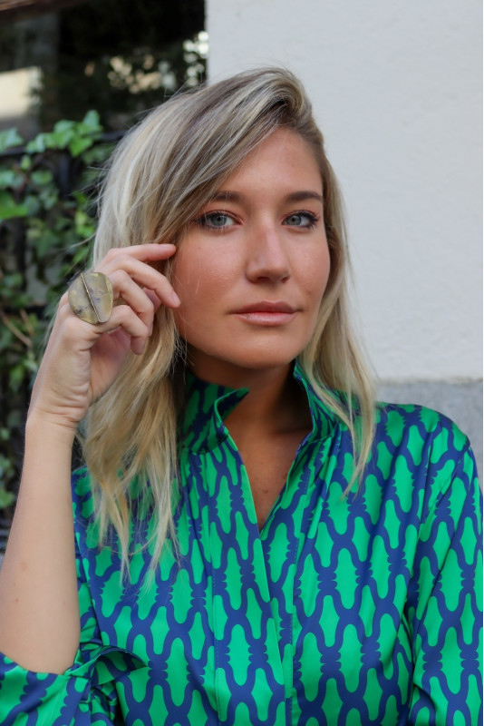 Camisa Villanueva verde con nudo azul marino