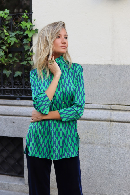 Camisa Villanueva verde con nudo azul marino