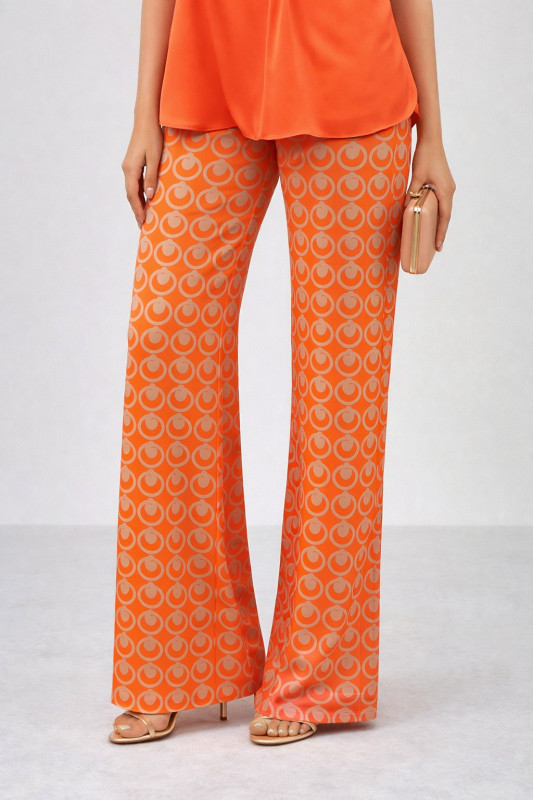 Pantalón naranja y camel